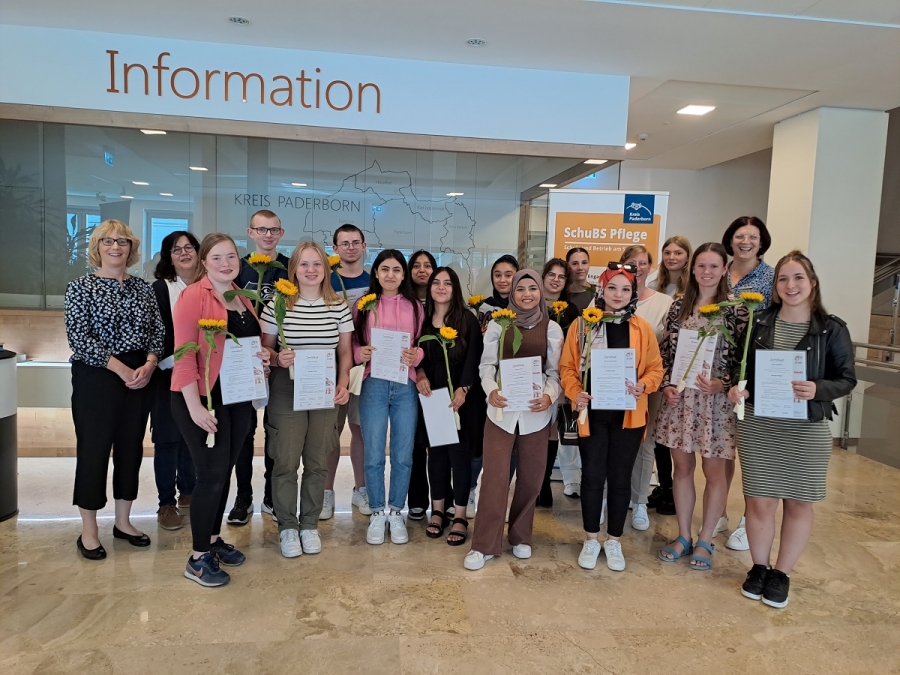 Silvia Steven (IN VIA Paderborn), Ulrike Kahler (Pflegedienstleitung Stiftung Westphalenhof), Neele Hillebrandt, Timo Fischer, Lorina Hoischen, Paul von Holdt Antonino, Sodaba Weyar, Renin Kovan Ramadhan, Hanan Salah, Sosan Rashidi, Zuhal Hashimi, Laura Berhorst, Leonie Kasnitz, Sodaba Weyar, Ann Kathrin Strunz (Bildungs- und Integrationszentrum Kreis Paderborn), Alissa Wecker, Katja Krieger, Silke Kohaupt (Vorsitzende Schulausschuss Kreis Paderborn) und Selina Wegener. © Kreis Paderborn
